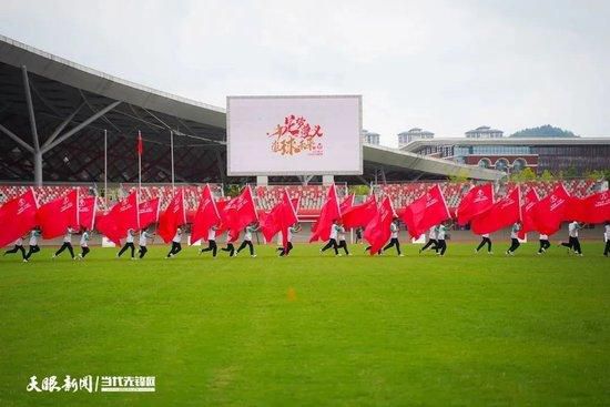 吴京饰演的马仁兴团长俯身接过军旗的那一刻，也掀起了该篇章的高潮